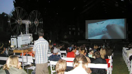 Filmprojektor und Filmvorf&uuml;hrung im Freien