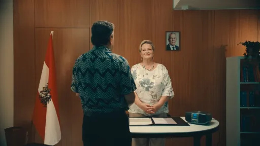 Mit spielerischer Leichtigkeit, Humor und mithilfe vieler Expert*innen lernen wir das Staatsbürgerschaftssystem in Österreich kennen, seine Abgründe, Absurditäten und Tücken