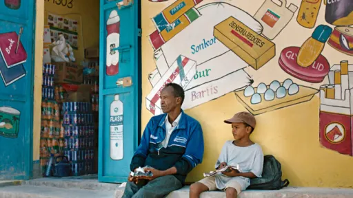 In einem abgelegenen Dorf in Somalia kämpft Mamargade, ein alleinerziehender Vater, mit den Herausforderungen des täglichen Lebens.